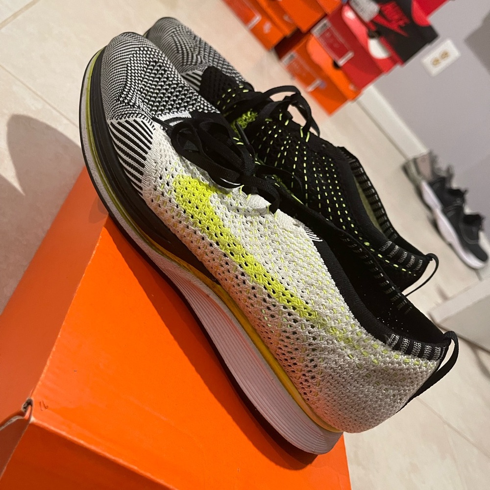 Nike Flyknit Racer - Picture 3 of 6